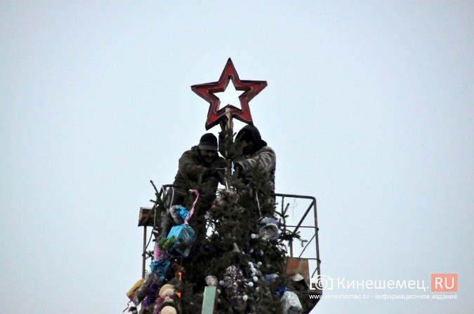 На главную новогоднюю елку Кинешмы водрузили звезду фото 8