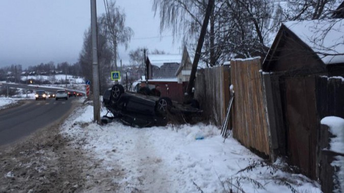 В Иванове «Тойота Камри» опрокинулась и налетела на опору ЛЭП фото 2
