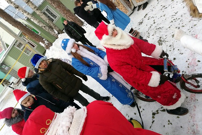 В Кинешемском парке молодежь боролась за титул Деда Мороза и Снегурочки фото 4