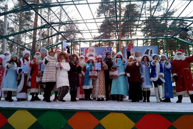 В Кинешемском парке молодежь боролась за титул Деда Мороза и Снегурочки фото 10