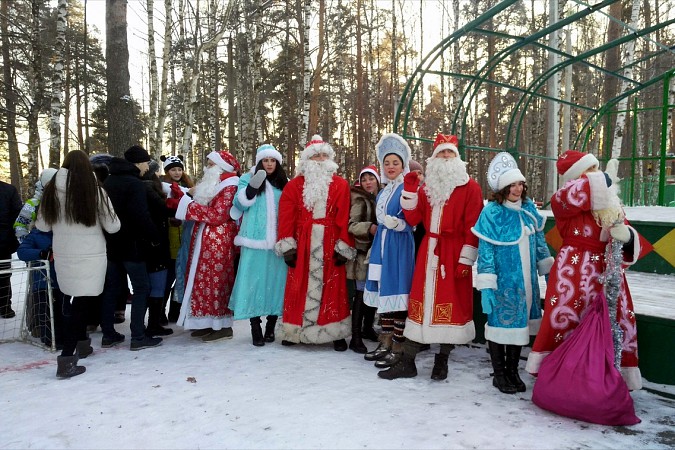 В Кинешемском парке молодежь боролась за титул Деда Мороза и Снегурочки фото 9