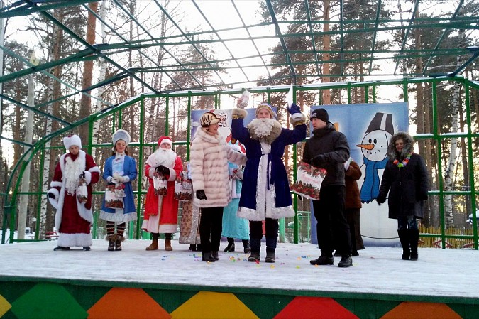 В Кинешемском парке молодежь боролась за титул Деда Мороза и Снегурочки фото 5