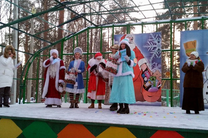 В Кинешемском парке молодежь боролась за титул Деда Мороза и Снегурочки фото 7