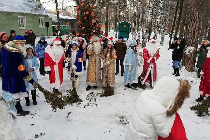 В Кинешемском парке молодежь боролась за титул Деда Мороза и Снегурочки фото 3