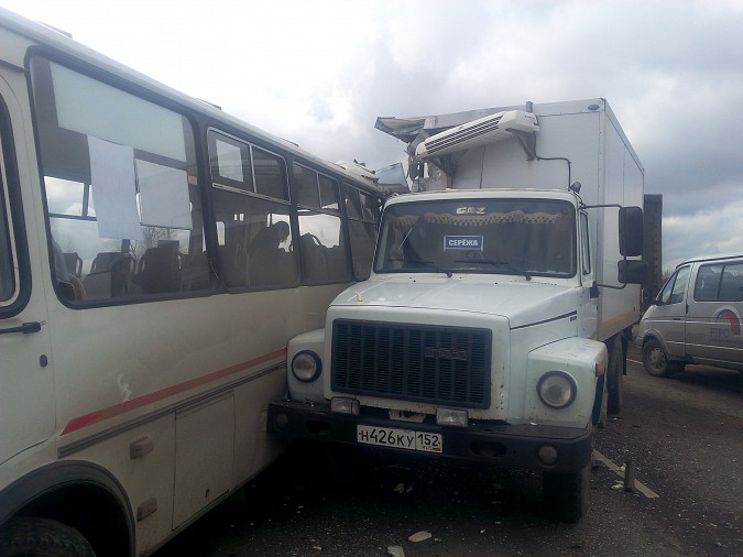 В Кинешемском районе грузовик врезался в автобус с детьми фото 6