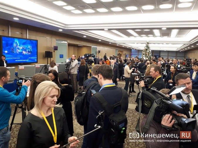 Как журналисты пытались получить слово на пресс-конференции Путина фото 12