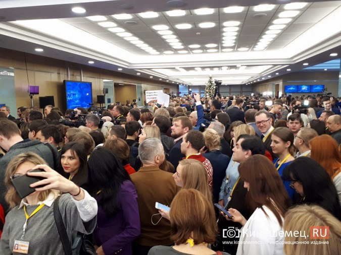 Как журналисты пытались получить слово на пресс-конференции Путина фото 19