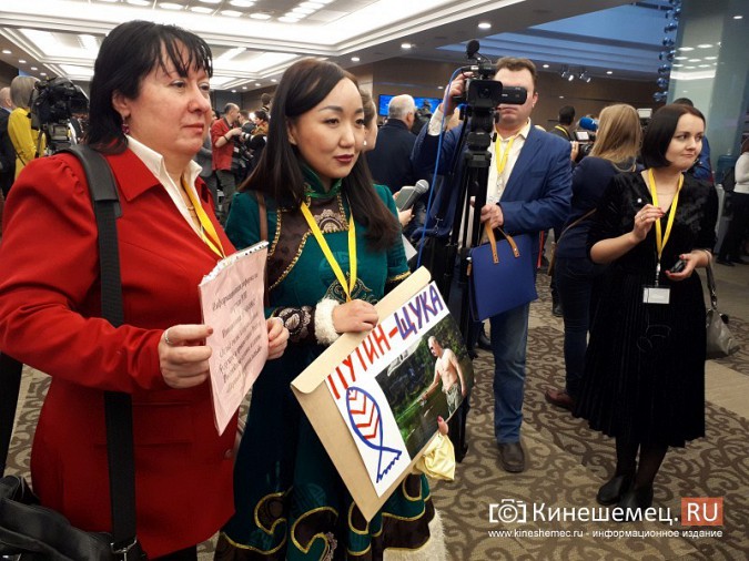 Как журналисты пытались получить слово на пресс-конференции Путина фото 2