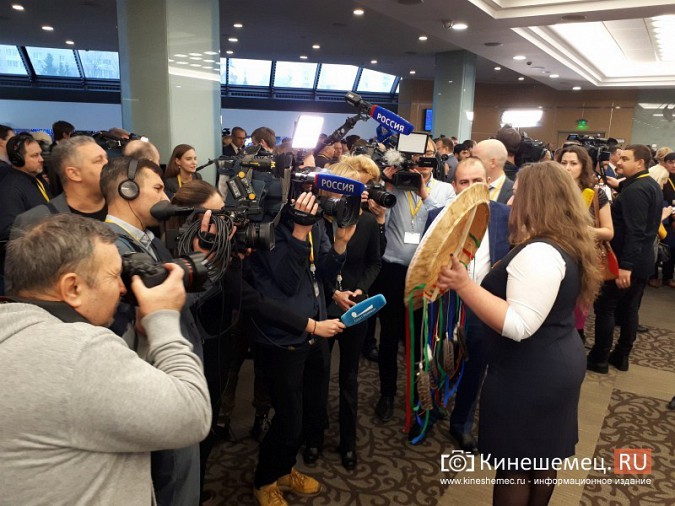 Как журналисты пытались получить слово на пресс-конференции Путина фото 17