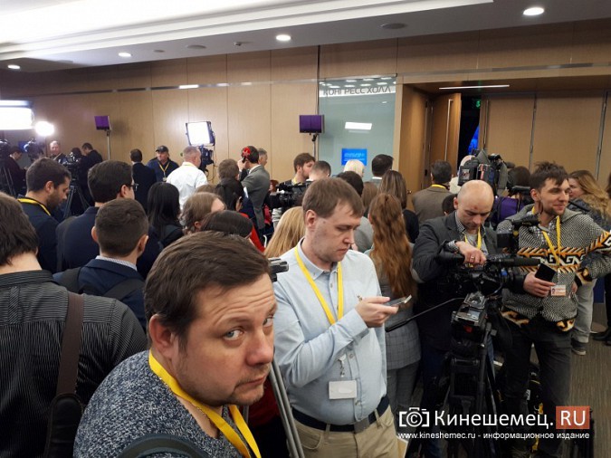 Как журналисты пытались получить слово на пресс-конференции Путина фото 11