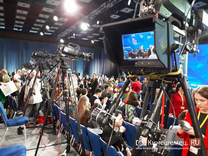 Как журналисты пытались получить слово на пресс-конференции Путина фото 4