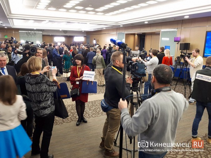 Как журналисты пытались получить слово на пресс-конференции Путина фото 9