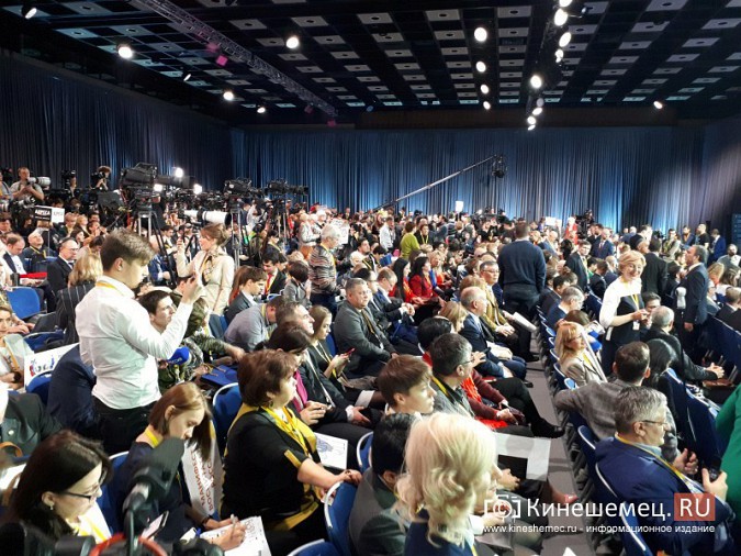 Как журналисты пытались получить слово на пресс-конференции Путина фото 7