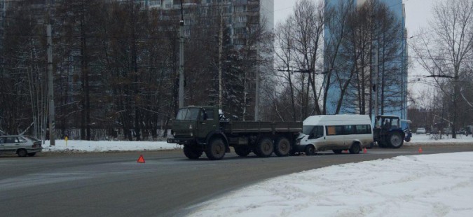 Столкновение маршрутки и «КАМАЗа» в Иванове обернулось переломом носа фото 2