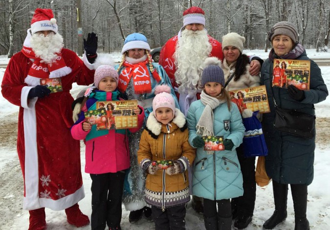 Деды Морозы Кинешемского райкома КПРФ вышли на улицы фото 2