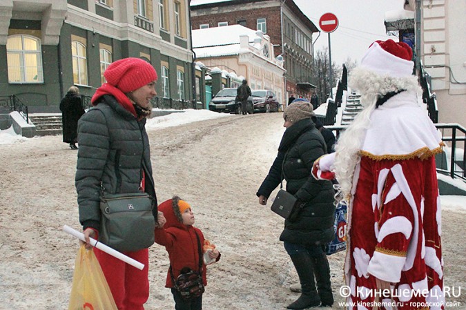 Дед мороз со Снегурочкой раздали календари от Кинешемец.RU фото 4