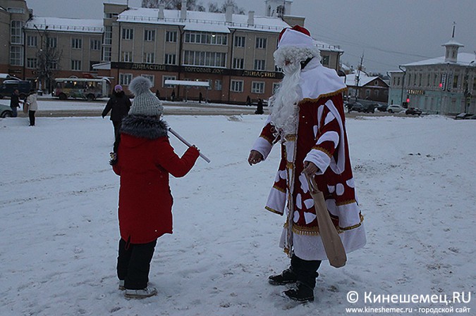 Дед мороз со Снегурочкой раздали календари от Кинешемец.RU фото 7