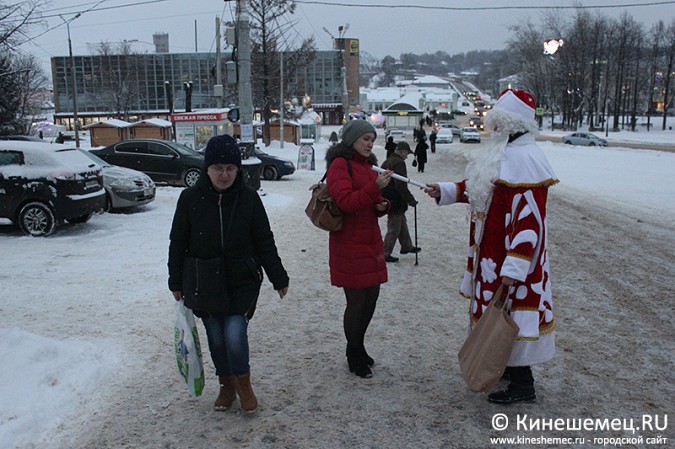 Дед мороз со Снегурочкой раздали календари от Кинешемец.RU фото 5