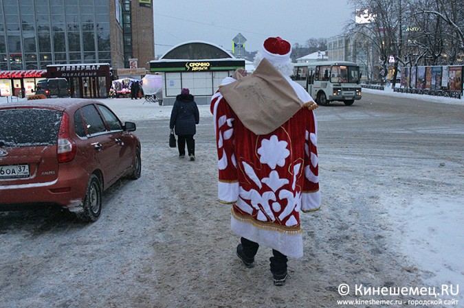 Дед мороз со Снегурочкой раздали календари от Кинешемец.RU фото 9
