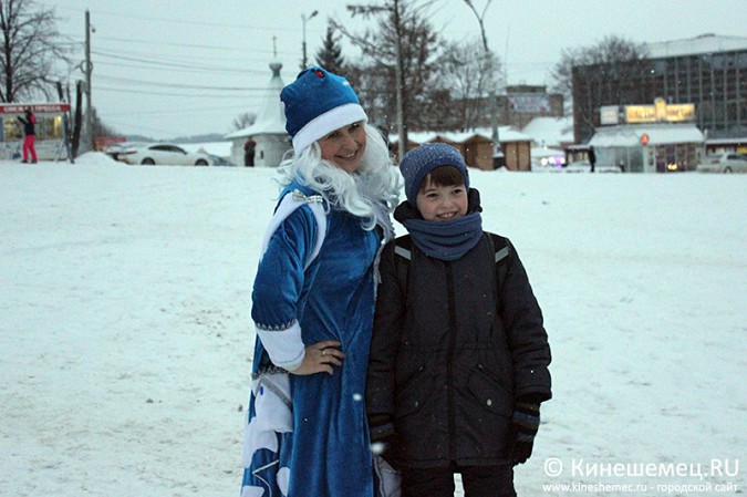 Дед мороз со Снегурочкой раздали календари от Кинешемец.RU фото 3