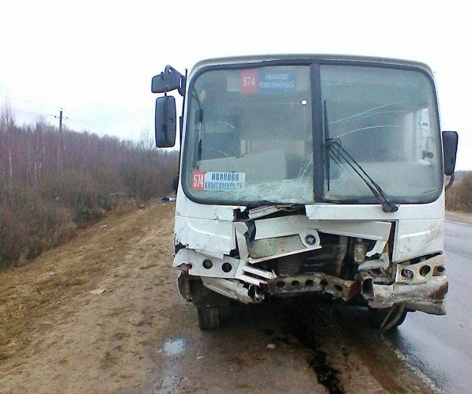 Водитель легковушки, в которую врезался рейсовый автобус, скончался до приезда «Скорой» фото 5