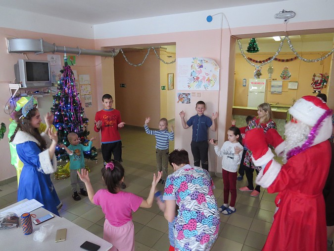 Кинешемские волонтеры поздравили с Новым годом маленьких пациентов больницы фото 6