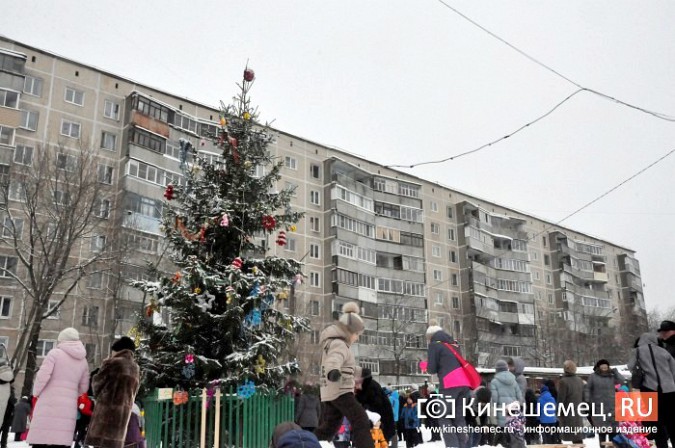 Жители микрорайона  «Автоагрегат» собрались на новогоднем празднике фото 2