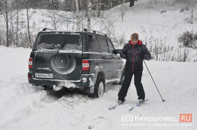 В кинешемском бору целый день вытаскивали из снега «УАЗ», испортивший лыжные трассы фото 5