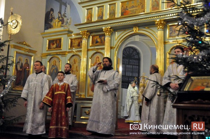 В православных храмах Кинешмы прошли рождественские службы фото 11