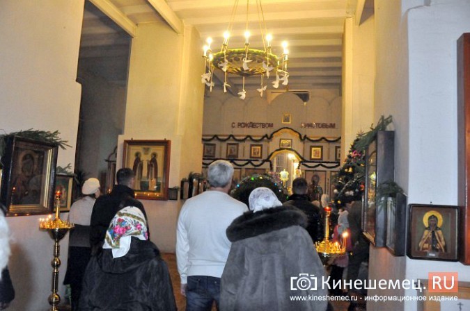 В православных храмах Кинешмы прошли рождественские службы фото 15