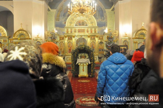 В православных храмах Кинешмы прошли рождественские службы фото 12