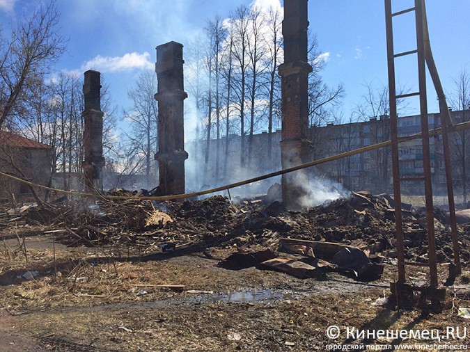 Бомжи спалили двухэтажный дом в Заволжске фото 4