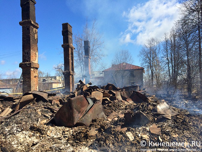 Бомжи спалили двухэтажный дом в Заволжске фото 3