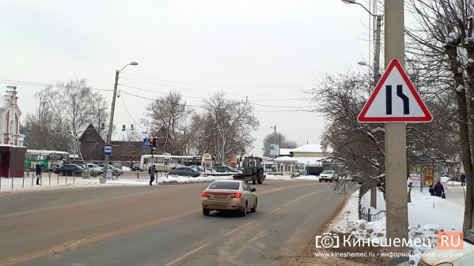 У ж/д вокзала установили дорожный знак, предупреждающий о сужении дороги фото 4