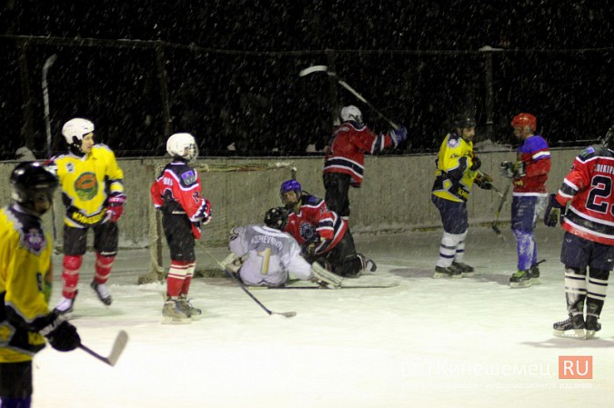 В хоккейном дерби Кинешмы забросили 25 шайб фото 26