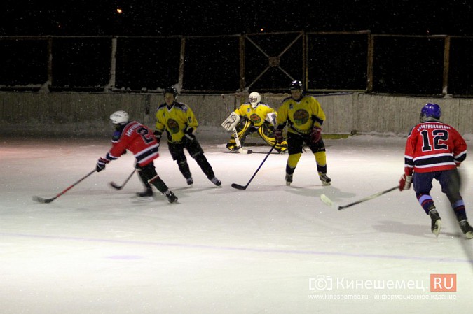 В хоккейном дерби Кинешмы забросили 25 шайб фото 17