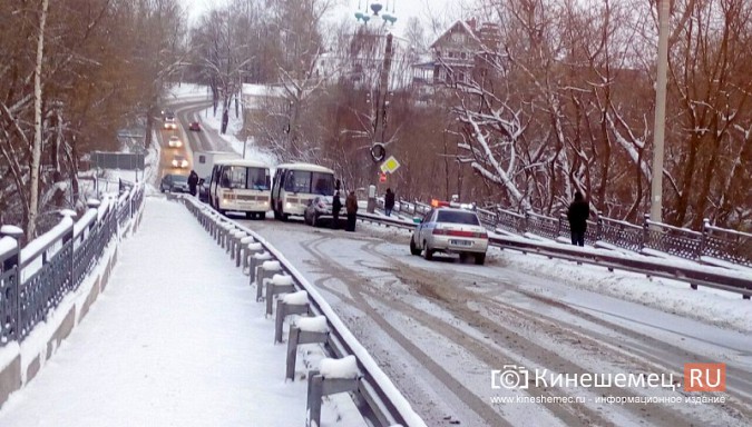 Из-за аварии на Никольском мосту все автомобили едут через Кузнецкий фото 2
