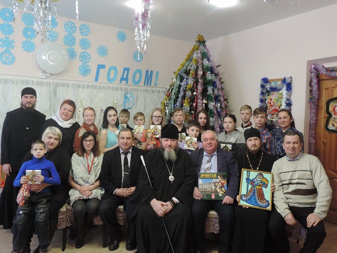 Воспитанники кинешемского детского дома слепили для епископа Деда Мороза фото 4