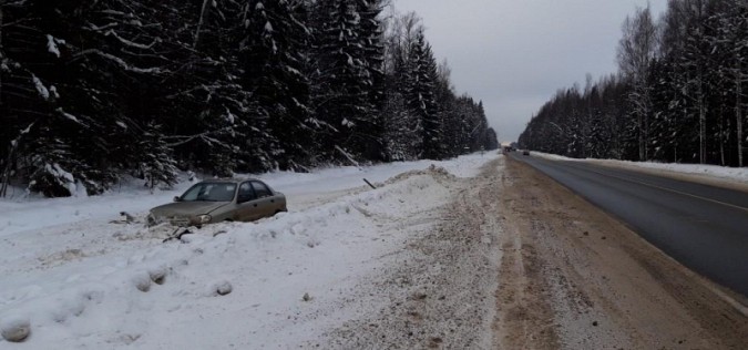 В Ивановской области «Шевроле» улетел с трассы в кювет фото 2