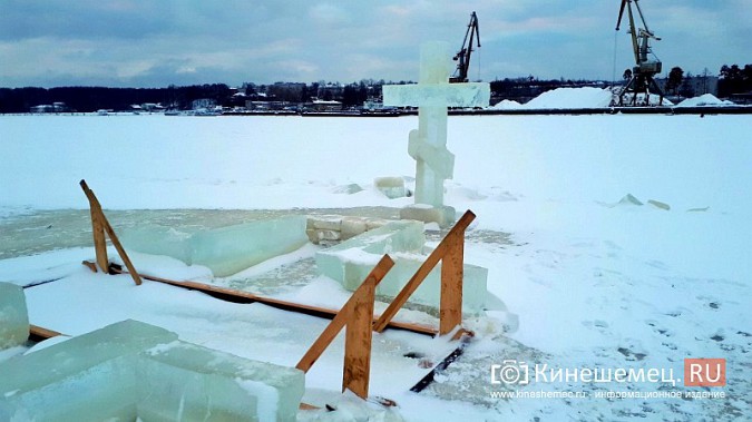 Возле иордани в Кинешме установили ледяной крест фото 3