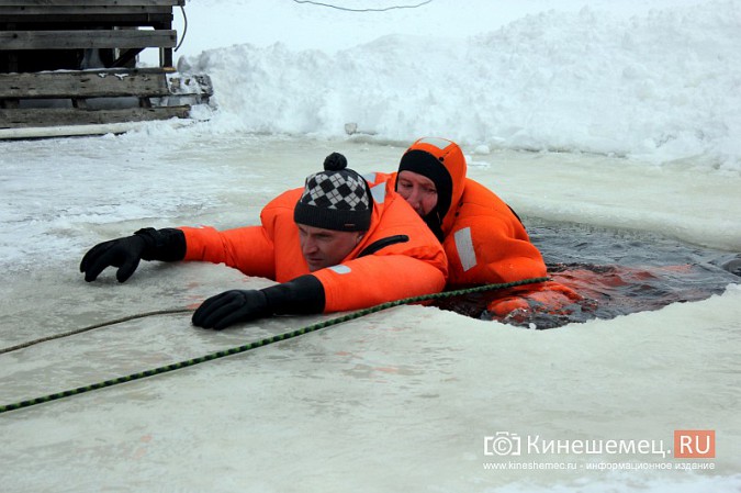 На Кинешемке тренировались спасать провалившихся под лед людей фото 12