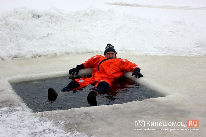 На Кинешемке тренировались спасать провалившихся под лед людей фото 16