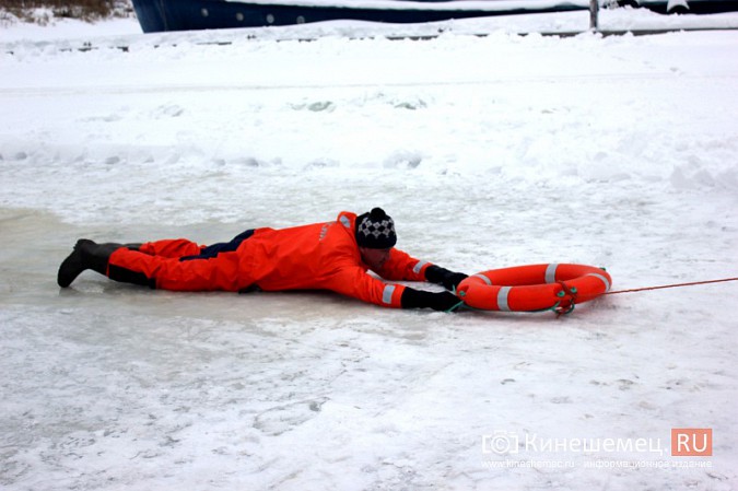 На Кинешемке тренировались спасать провалившихся под лед людей фото 14