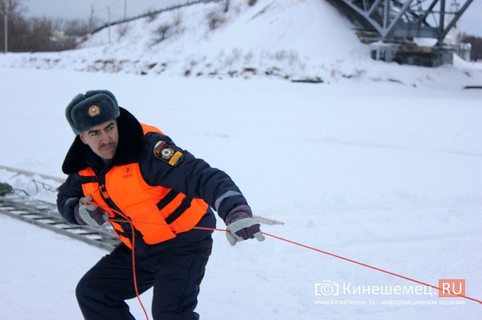 На Кинешемке тренировались спасать провалившихся под лед людей фото 13