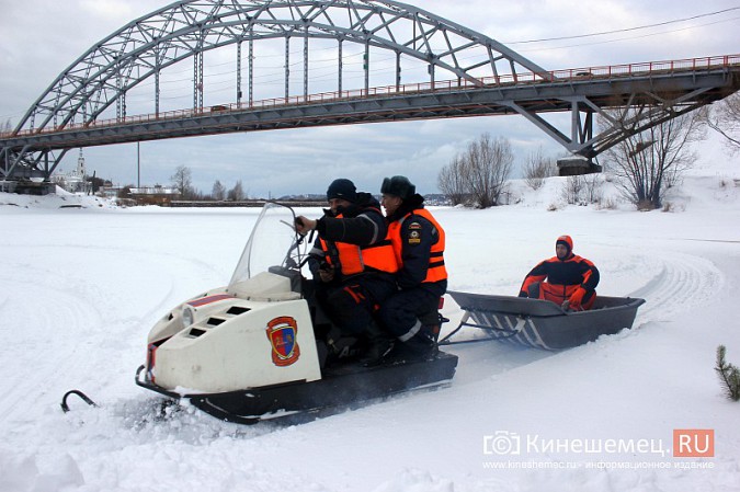 На Кинешемке тренировались спасать провалившихся под лед людей фото 15