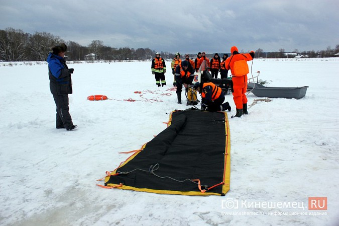 На Кинешемке тренировались спасать провалившихся под лед людей фото 17