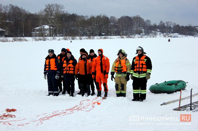 На Кинешемке тренировались спасать провалившихся под лед людей фото 6