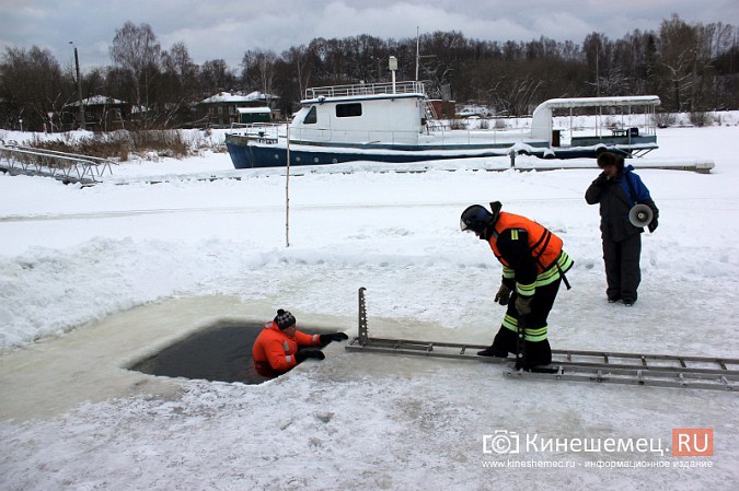 На Кинешемке тренировались спасать провалившихся под лед людей фото 8
