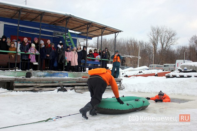 На Кинешемке тренировались спасать провалившихся под лед людей фото 11