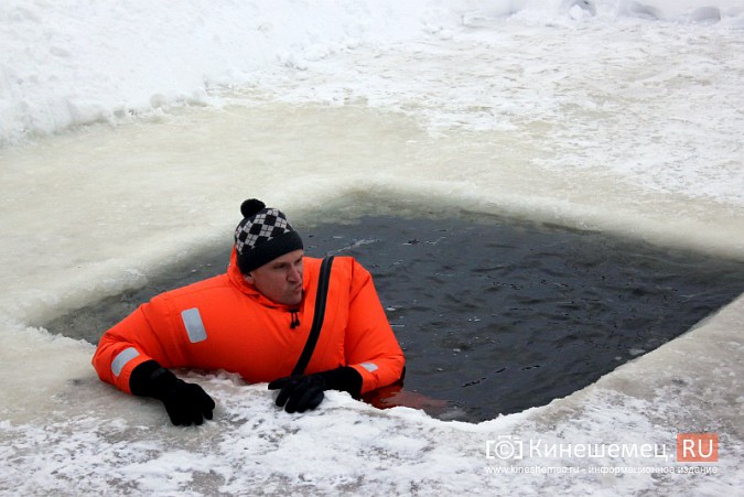 На Кинешемке тренировались спасать провалившихся под лед людей фото 7